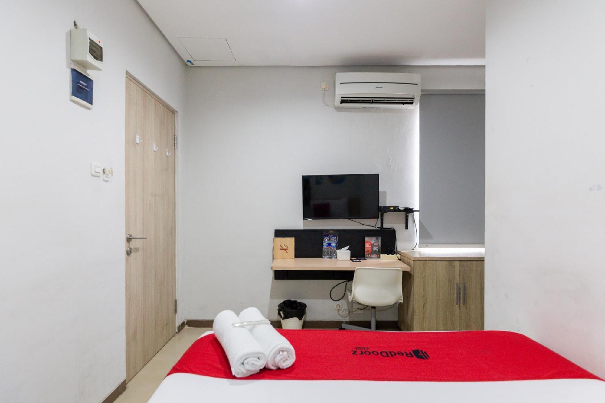 Reddoorz Plus Syariah Near Mall Pondok Indah Jakarta Buitenkant foto